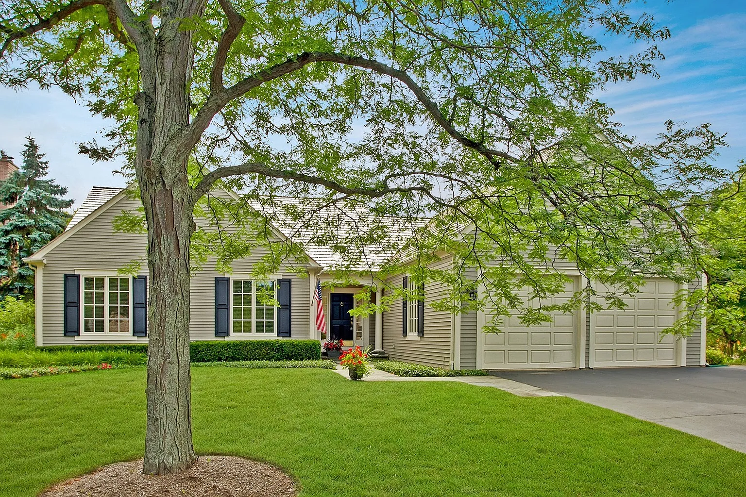 330 Edgefield Ln photo 1