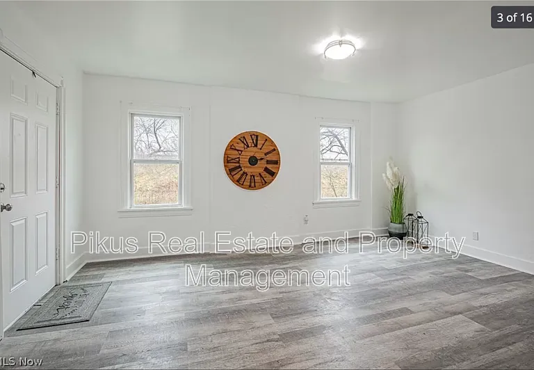 1033 Chandler Ave — Photo 3