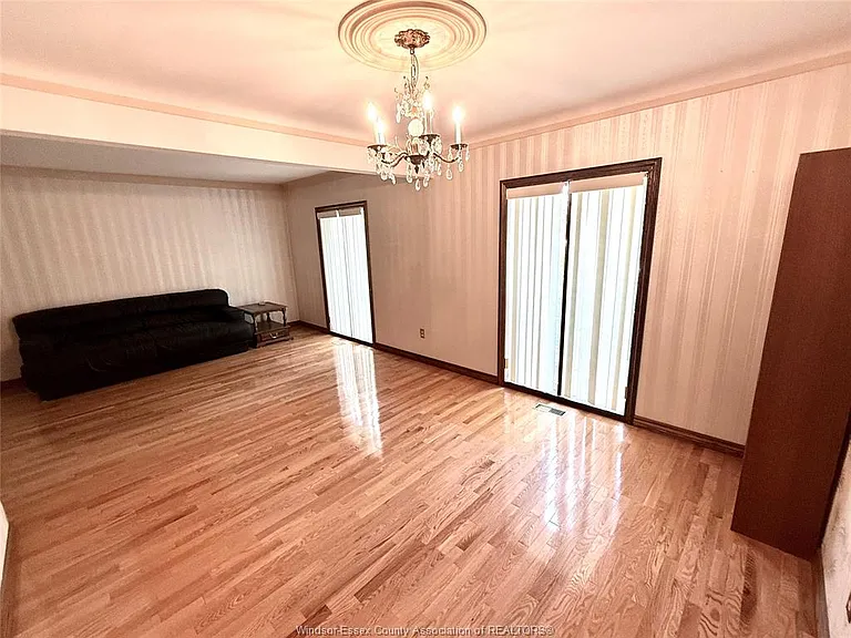 377 Fairway Cres — Photo 11