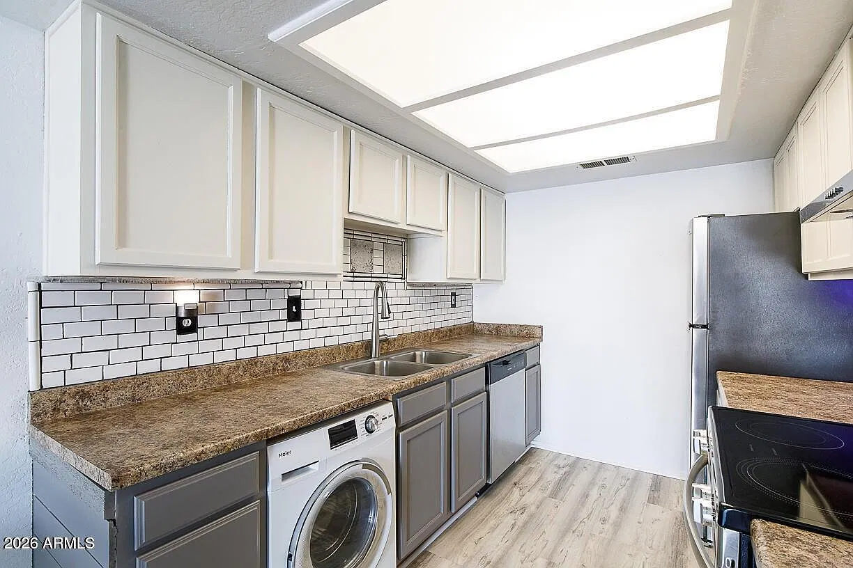 3 bed, 2.0 bath, 1136 sqft, $1,300 — Photo 4