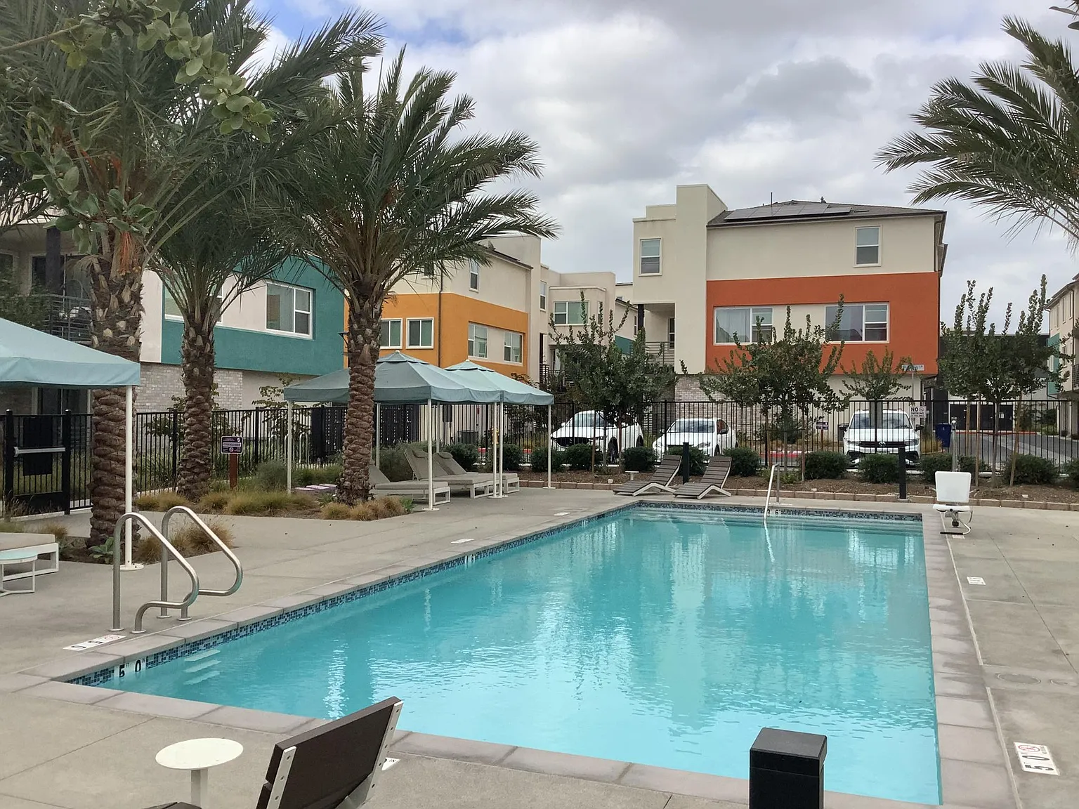 3 bed, 2.5 bath, 1616 sqft, $4,690 — Photo 3