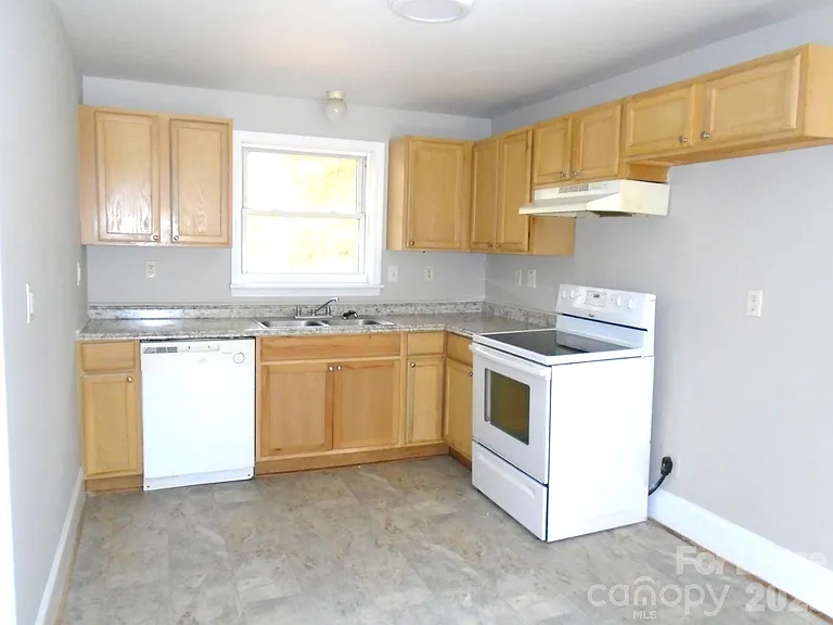 223 Dakota St — Photo 2