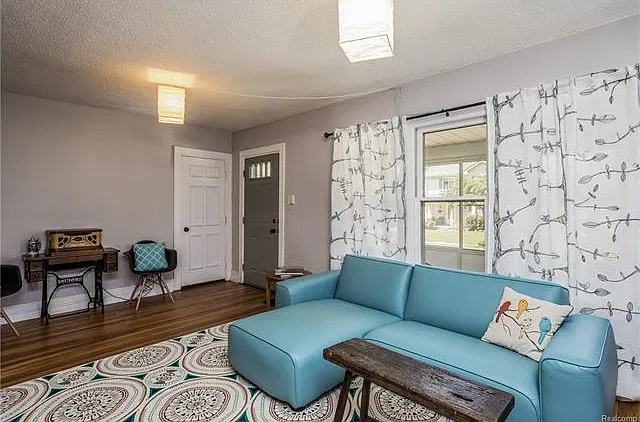 413 W Troy Ave — Photo 4