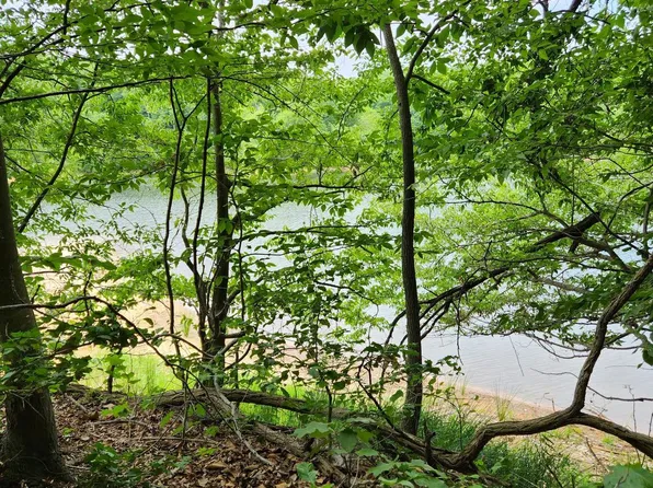 56 Plantation Dr, Montross, VA 22520