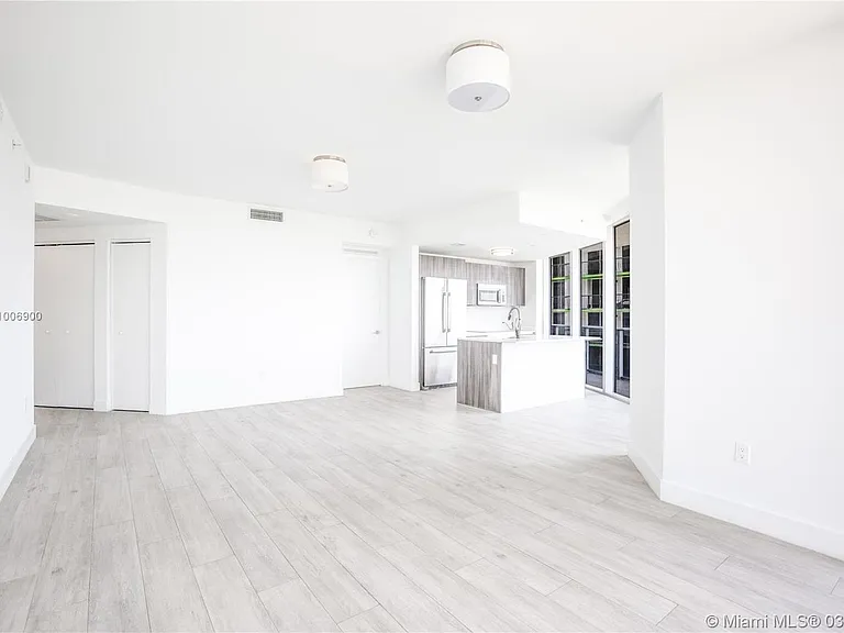 488 NE 18th St #2200 — Photo 3