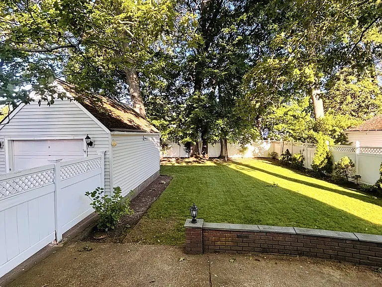 Rhode Ave — Photo 17