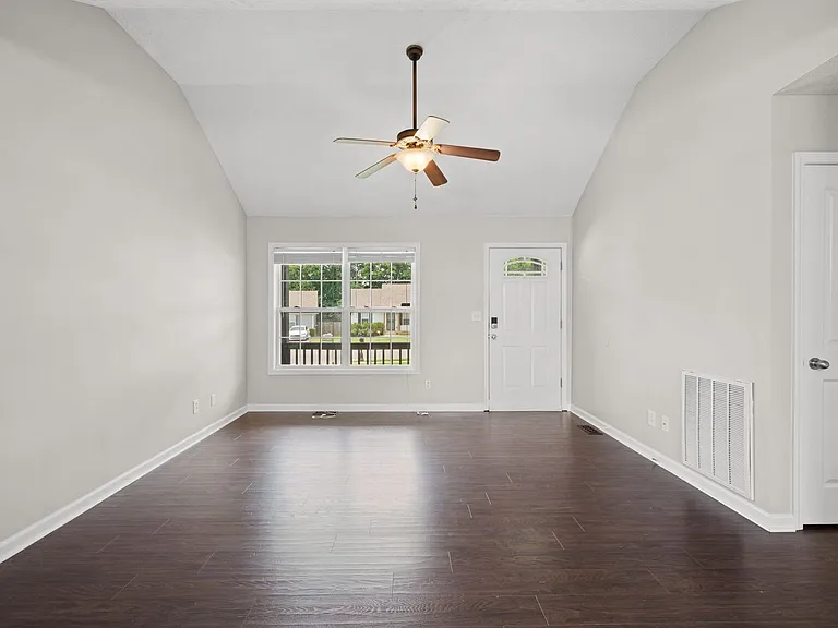 574 Oakmont Dr — Photo 5