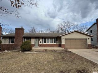 6434 N Oakbrook Ct, Peoria, IL 61614