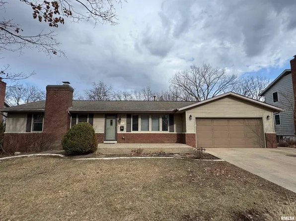 6434 N Oakbrook Ct, Peoria, IL 61614