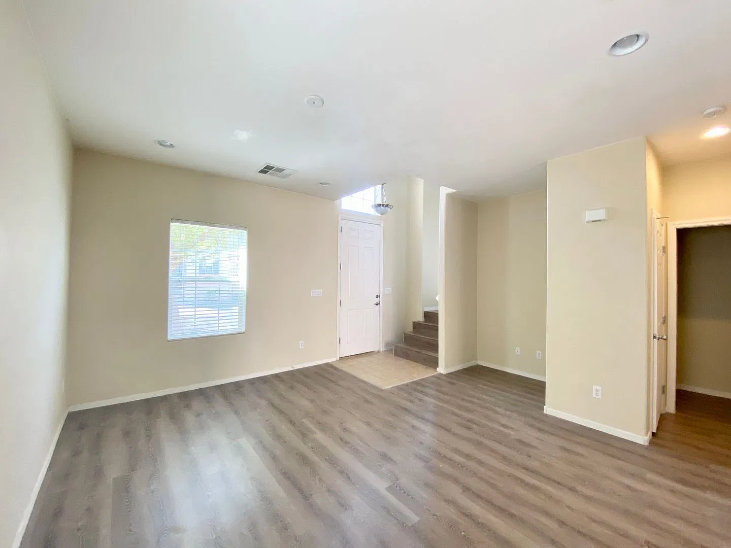Beautiful Home With 4bd 2.5 Ba. Hardwood Floors. Great Location Near Las Vegas Premium Outlets An... — Photo 2