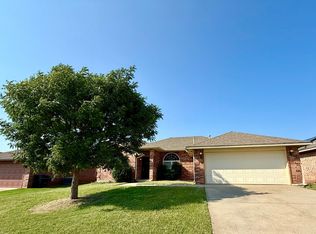 517 SW 39th St, Moore, OK 73160