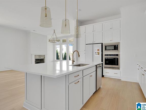 3rd image of 1032 Clifton Rd