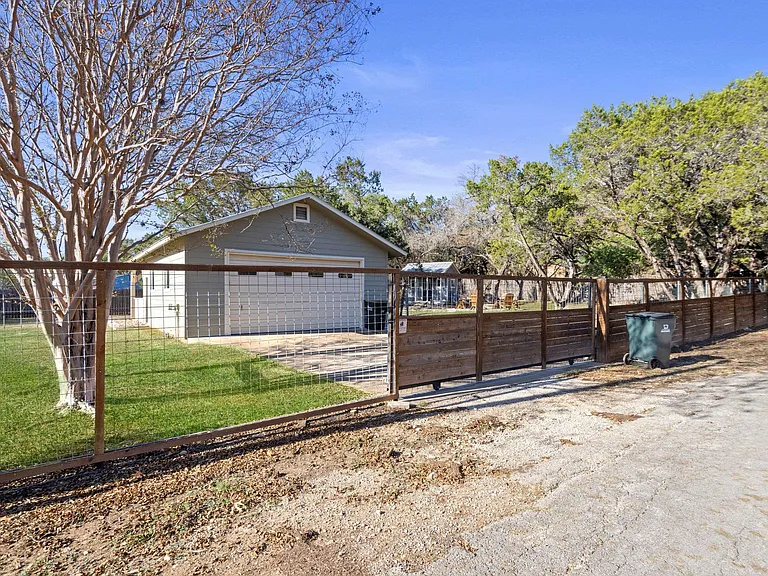 301 Hub Dr — Photo 2