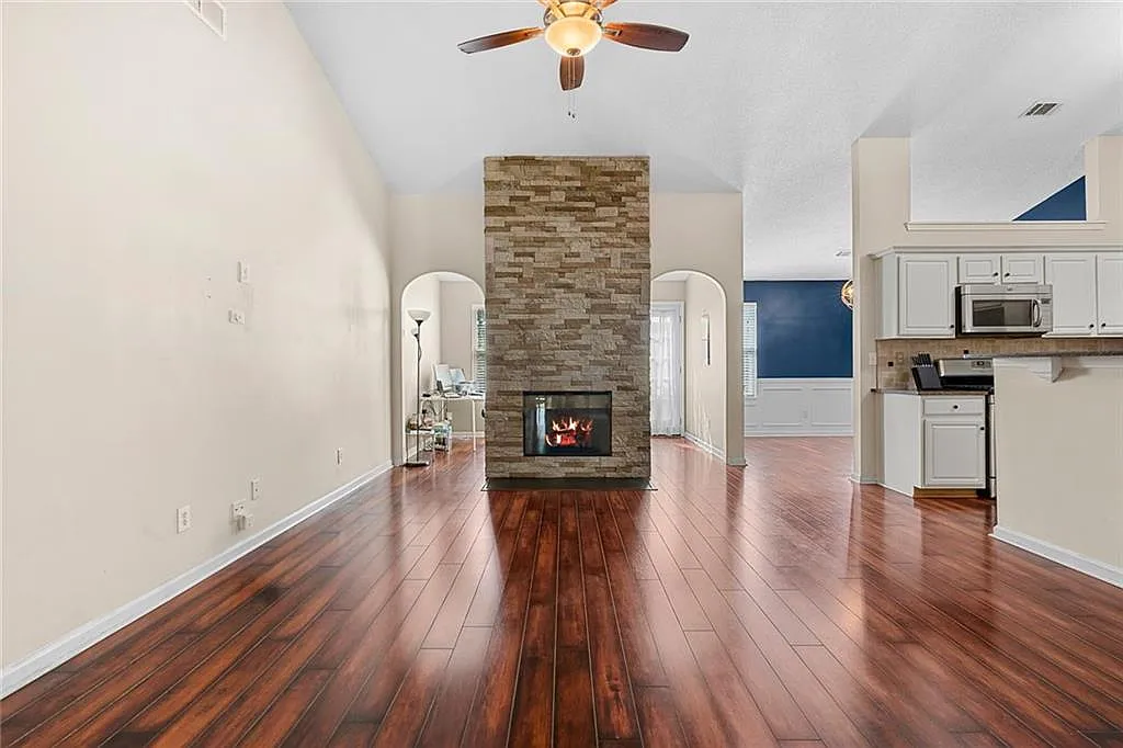 3 bed, 2.0 bath, 1568 sqft, $2,100 — Photo 2