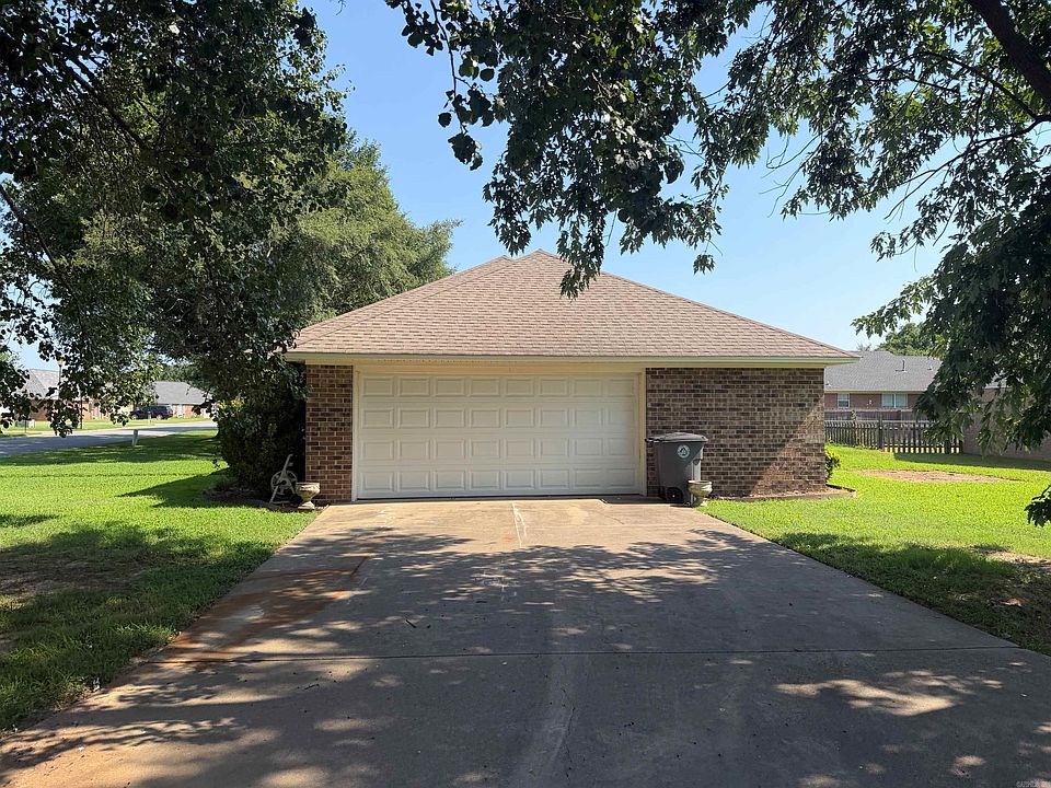 19th image of 406 Village Dr