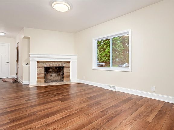 4th image of 2446 Edison Ave