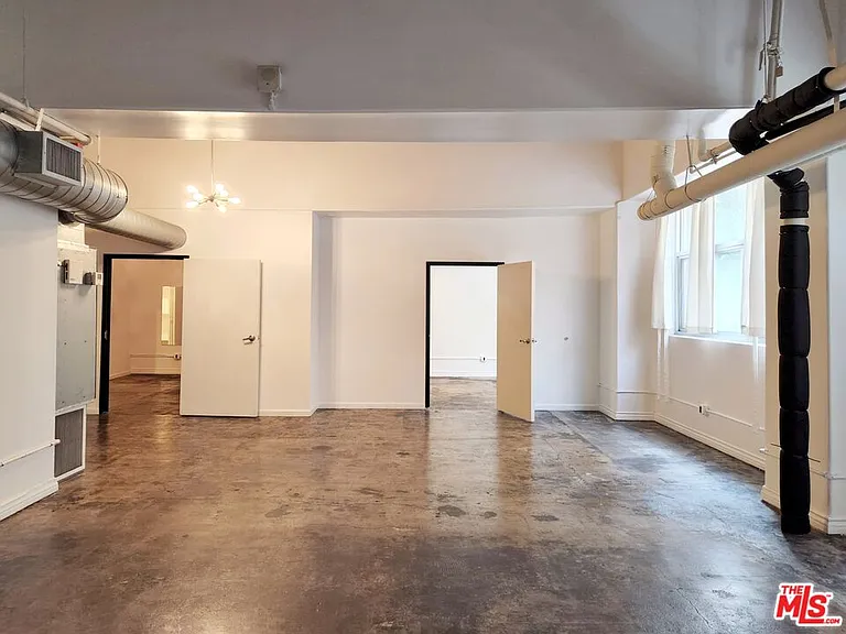 215 W 7th St #201 — Photo 9