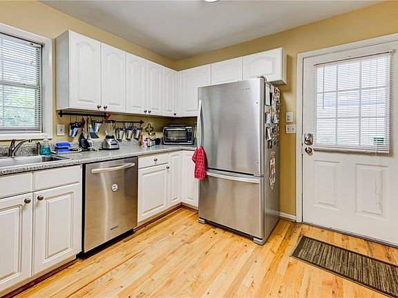 4th image of 2423 Woodacres Rd NE