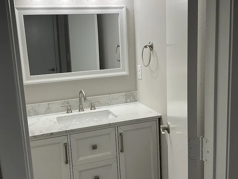 Lake Breeze Apartments — Photo 22