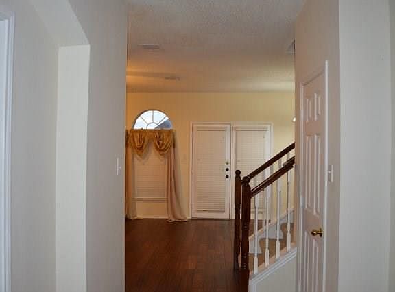 4th image of 8108 Fleetwood Dr