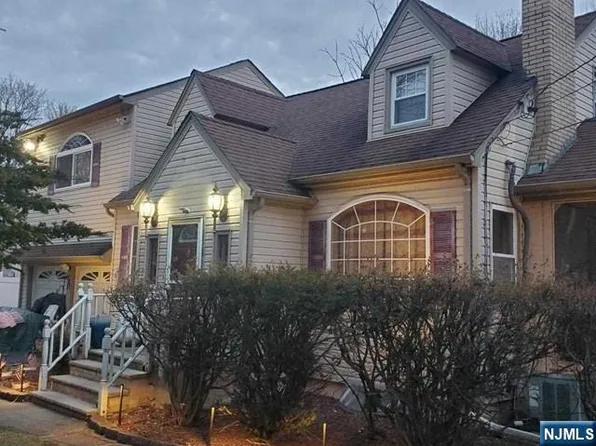 27 Grandview Dr, Wayne, NJ 07470