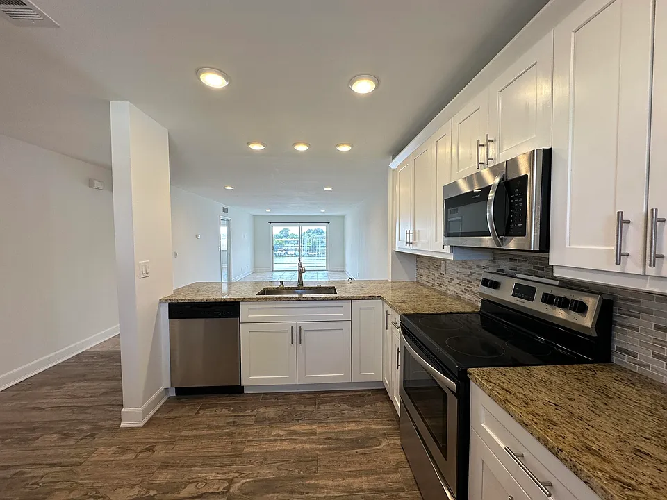 309 Lake Cir #202