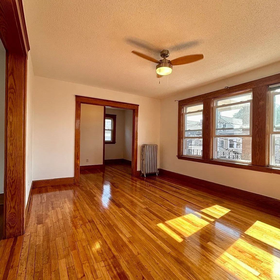 3 bed, 1.0 bath, 1800 sqft, $2,800 — Photo 2