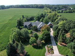 W256S10400 Sandhill Ridge Rd, Mukwonago, WI 53149