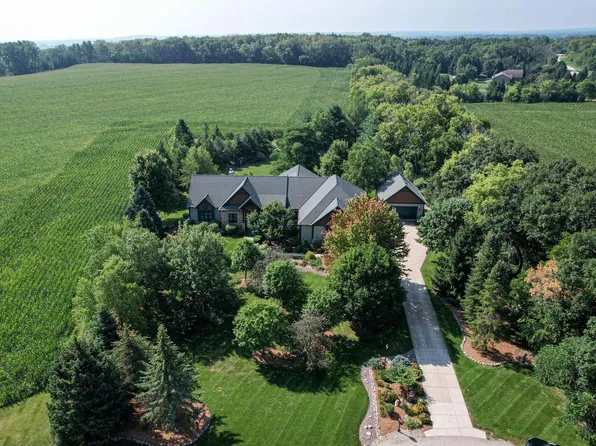 W256S10400 Sandhill Ridge ROAD, Mukwonago, WI 53149