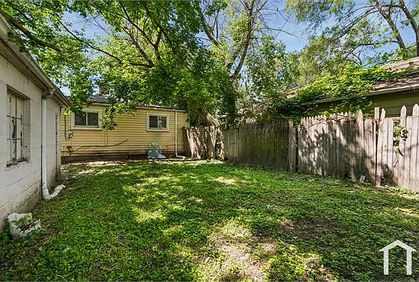 3 bed, 996 sqft, $1,200 — Photo 2