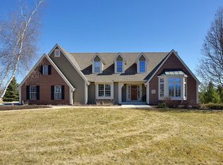 W293N3808 Round Hill Cir, Pewaukee, WI 53072