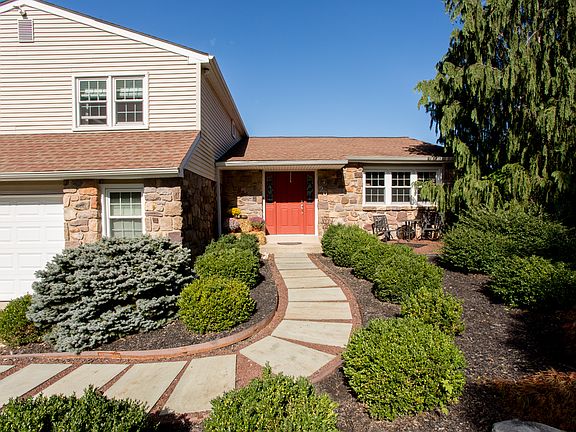 3rd image of 20 Redwood Dr