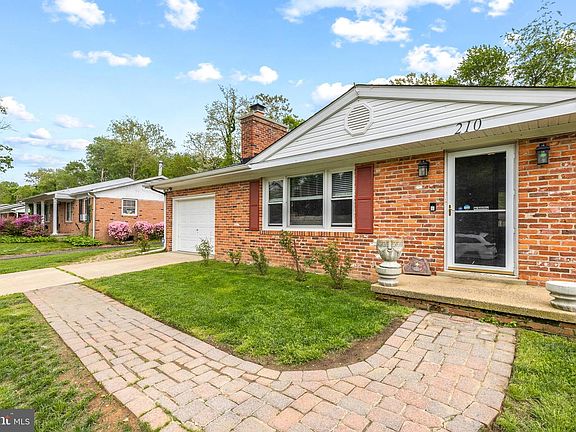 2nd image of 210 E Loudoun Valley Dr