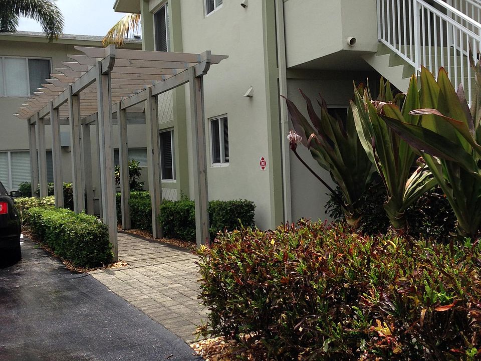 566 NE 20th St., Wilton Manors, FL 33305 - Front view with trellis covered walkway