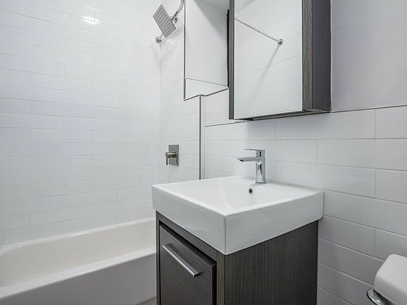 4th image of 326 W 49th St APT 2FW