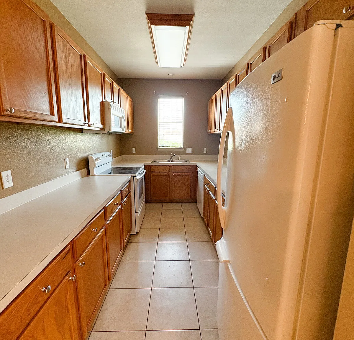 3 bed, 2.0 bath, 1384 sqft, $1,650 — Photo 4
