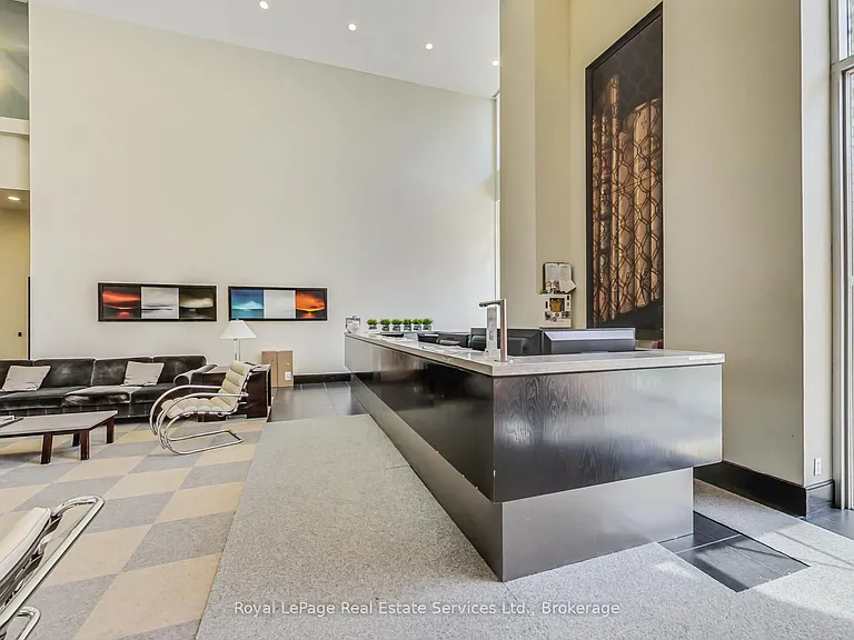 438 King St W #402 — Photo 23