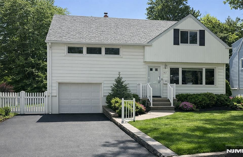 1st image of 917 E Lawn Dr