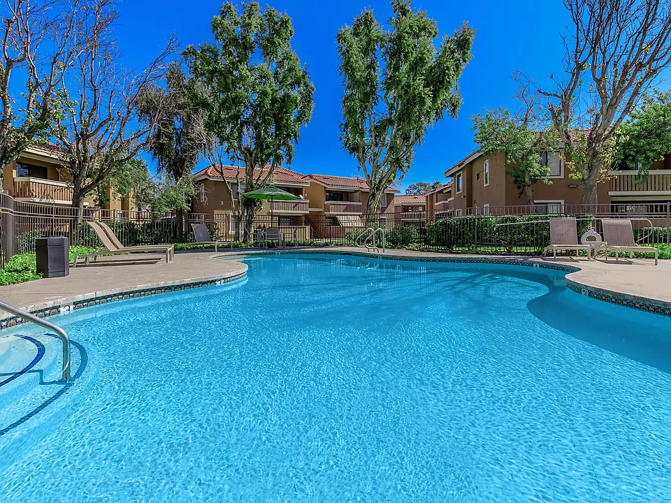 3 SHIMMERING POOLS TO CATCH THE SUN RAYS