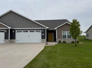 443 Longwood Ln, Wrightstown, WI 54180