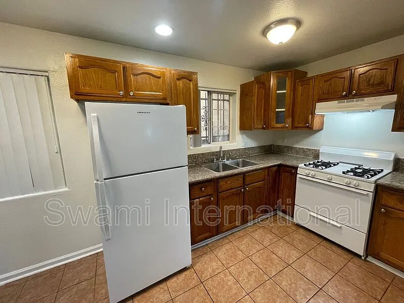 3 bed, 2.0 bath, 1240 sqft, $2,595 — Photo 2