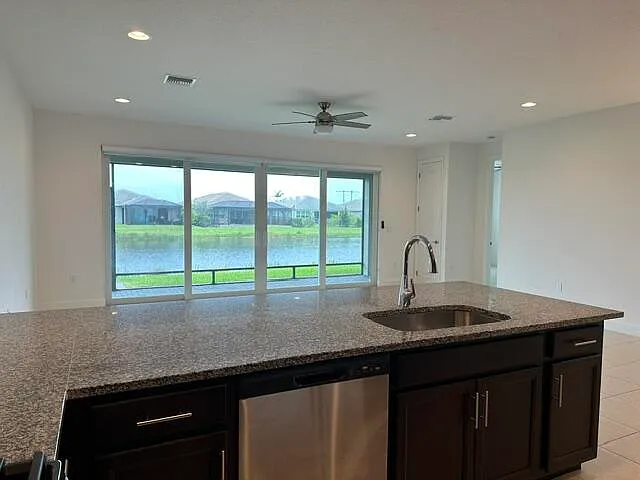 3 bed, 2.0 bath, 1752 sqft, $3,275 — Photo 4