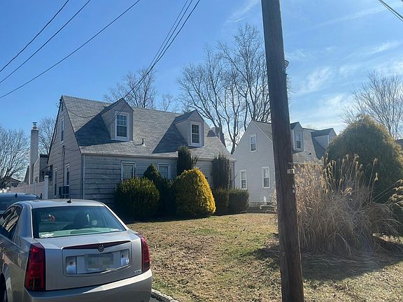 3rd image of 1067 Emerson Ln