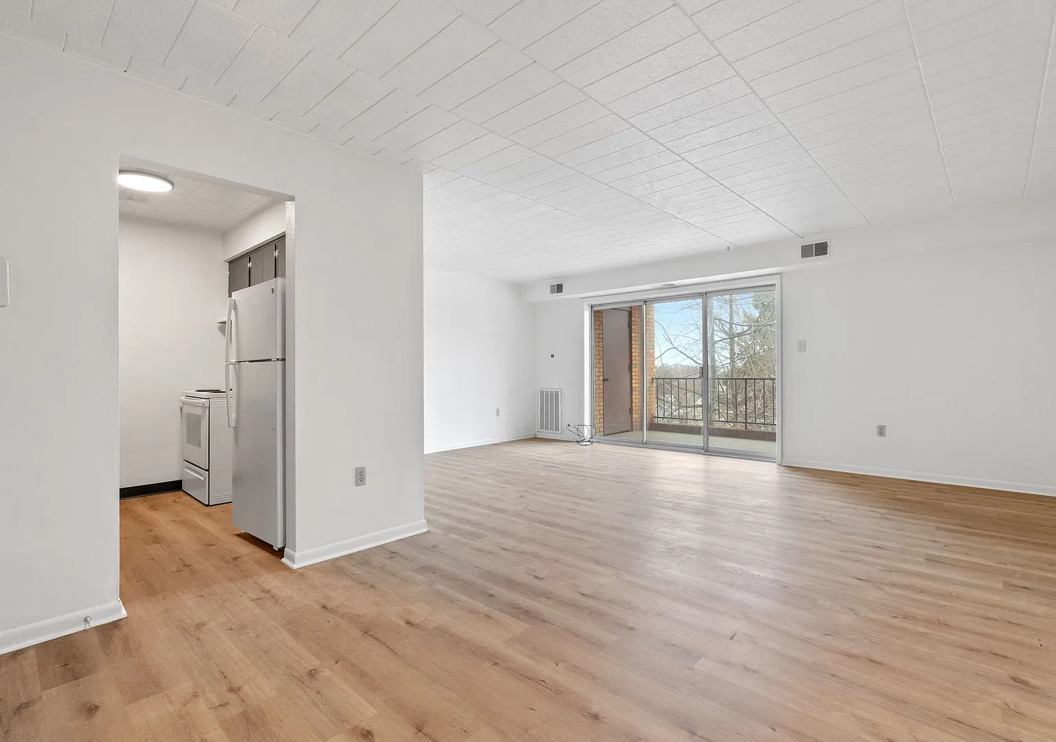 Discover Stamm Avenue Apartments: Your Ideal Living Space — Photo 1