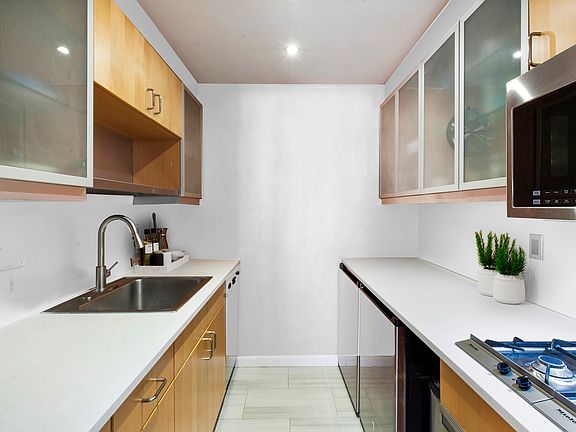 4th image of 420 W 23rd St APT 4B