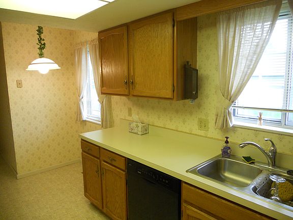 4th image of 18369 Crownhill Dr