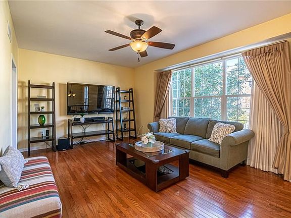 3rd image of 10519 Forest Hill Dr