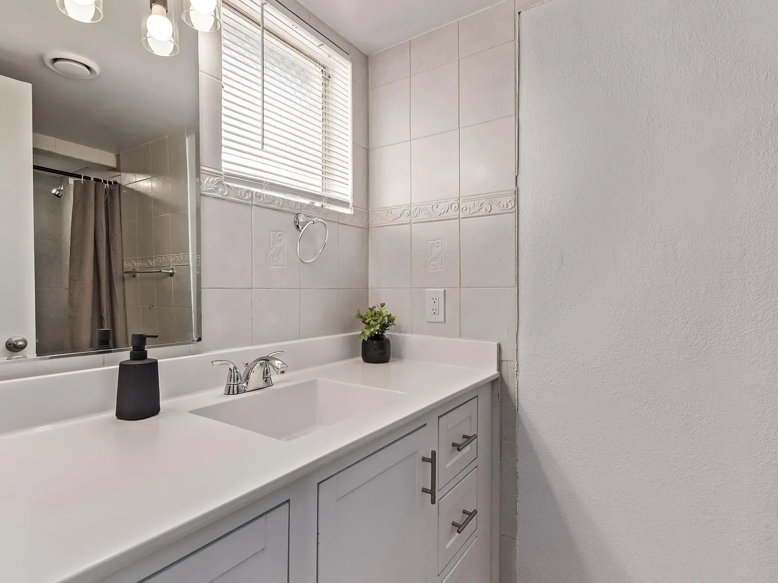 4 bed, 3.0 bath, 2125 sqft, $750 — Photo 4
