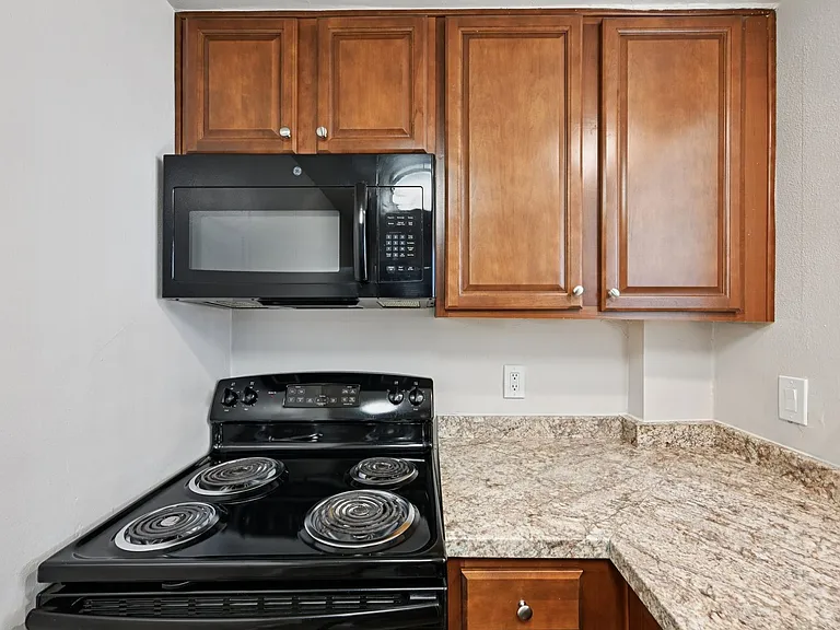Dahlia Apartments — Photo 14