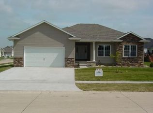 870 Leslie Ln, Robins, IA 52328